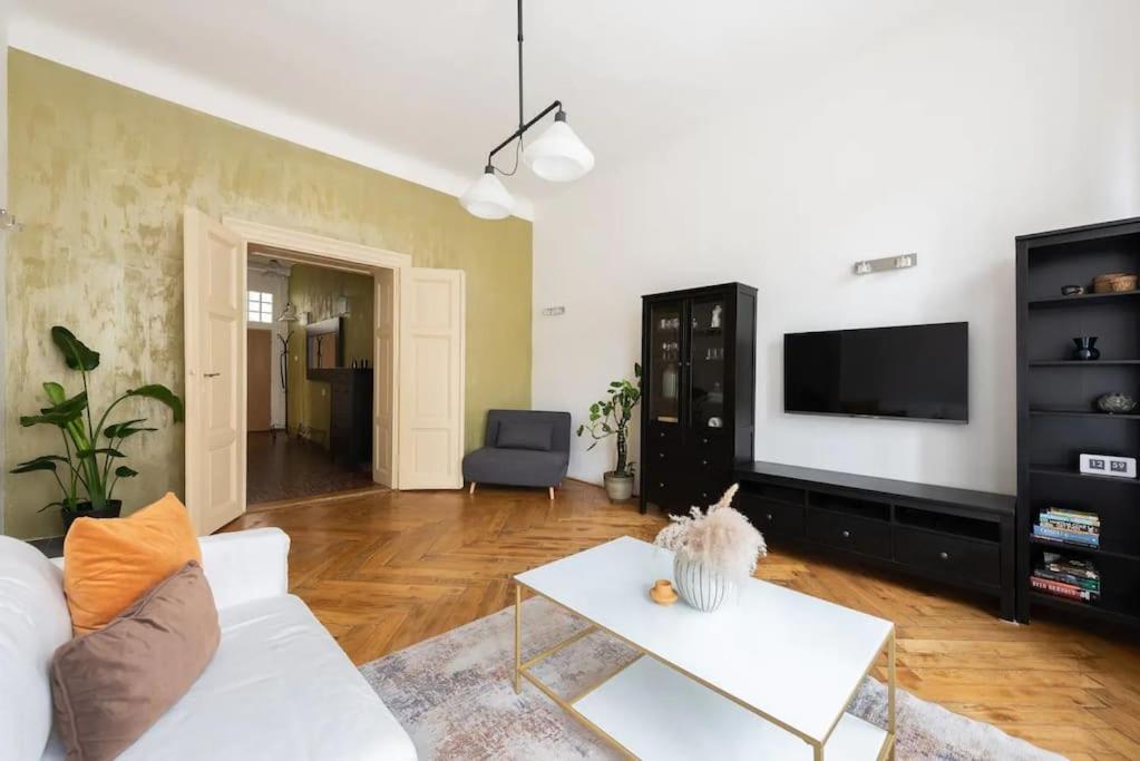 Spacious Apartment With Balcony At Wenceslas Sq Prague Exterior photo
